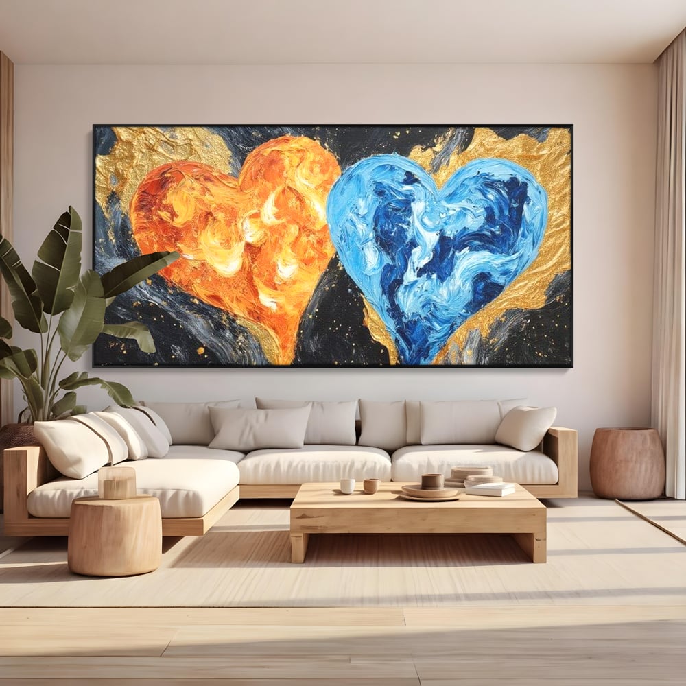 Tablou canvas cu pictura cu doua inimi simbolice, in rama de aluminiu negru, pe perete intr-un living